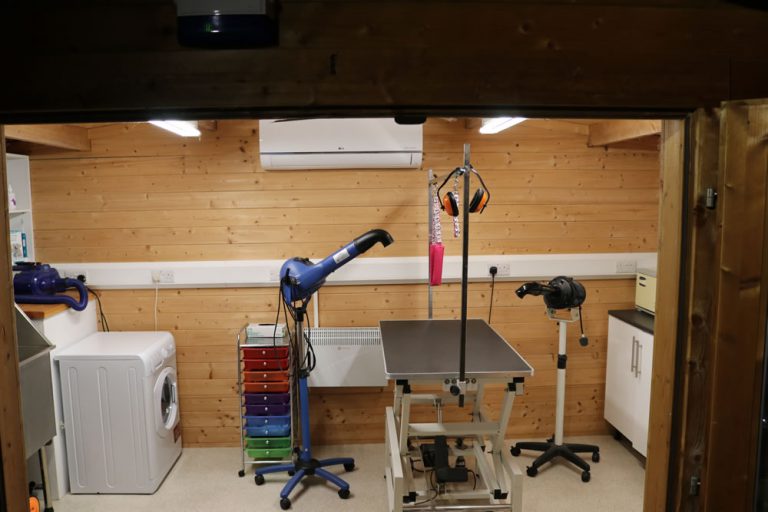 Dog groomer tilehurst studio 25
